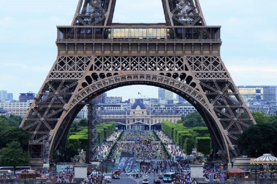 Torre Eiffel é reaberta após suspeita de bomba ser descartada